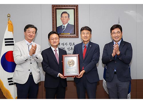 (주)삼한C1 한삼화 회장·한승윤 사장, 영남대 ‘천마아너스’ 인증패 수여